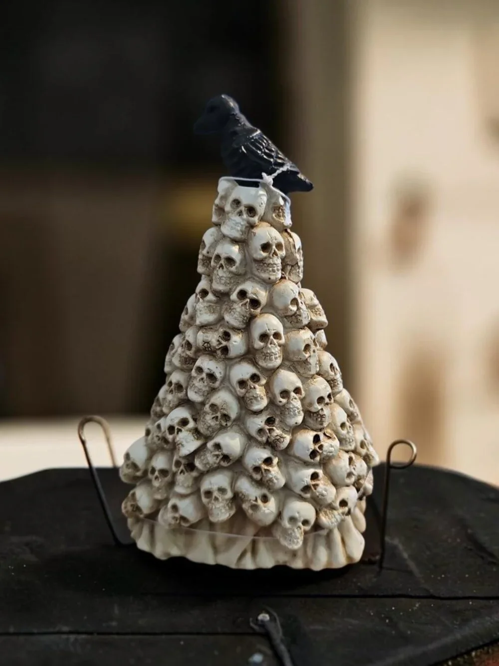 Halloween Skull Tree LED – Stacked Skulls with Crow Figurine – Spooky Gothic Déc